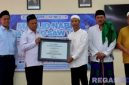 Caption: Rektor UTM, Prof. Dr. Safi’, secara langsung menyerahkan sertifikat akreditasi kepada Ketua Jurusan Manajemen, Fathor AS. 
