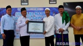 Caption: Rektor UTM, Prof. Dr. Safi’, secara langsung menyerahkan sertifikat akreditasi kepada Ketua Jurusan Manajemen, Fathor AS. 