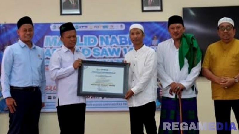 Caption: Rektor UTM, Prof. Dr. Safi’, secara langsung menyerahkan sertifikat akreditasi kepada Ketua Jurusan Manajemen, Fathor AS. 