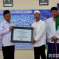 Caption: Rektor UTM, Prof. Dr. Safi’, secara langsung menyerahkan sertifikat akreditasi kepada Ketua Jurusan Manajemen, Fathor AS. 