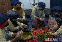 Caption: aktivitas di dapur SPPG Yayasan Al Hasani Desa Tlambah, Karang Penang, (dok. regamedianews). 