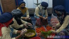 Caption: aktivitas di dapur SPPG Yayasan Al Hasani Desa Tlambah, Karang Penang, (dok. regamedianews). 