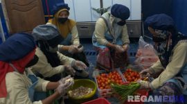 Caption: aktivitas di dapur SPPG Yayasan Al Hasani Desa Tlambah, Karang Penang, (dok. regamedianews). 