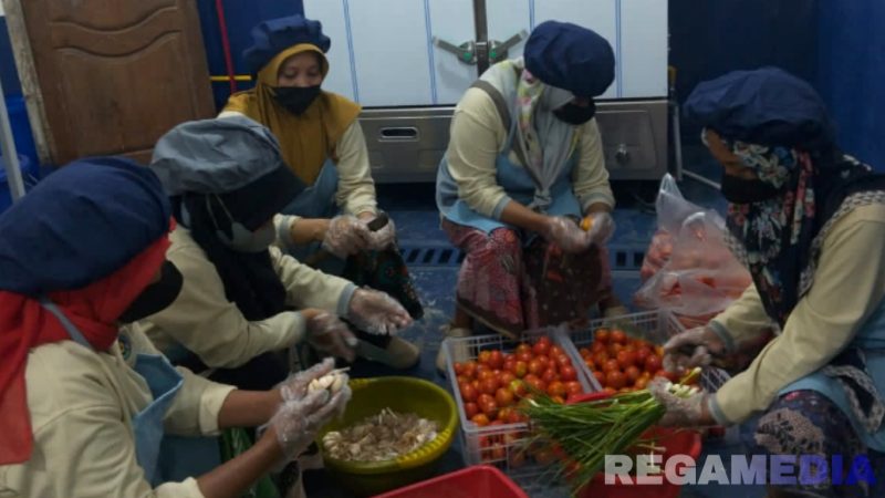 Caption: aktivitas di dapur SPPG Yayasan Al Hasani Desa Tlambah, Karang Penang, (dok. regamedianews). 