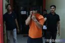 Caption: tersangka curas inisial MM, dalam kondisi tangan diborgol dan dikawal anggota Satreskrim Polres Bangkalan, (dok. regamedianews). 