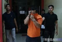 Caption: tersangka curas inisial MM, dalam kondisi tangan diborgol dan dikawal anggota Satreskrim Polres Bangkalan, (dok. regamedianews). 