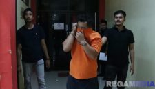 Caption: tersangka curas inisial MM, dalam kondisi tangan diborgol dan dikawal anggota Satreskrim Polres Bangkalan, (dok. regamedianews). 