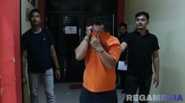 Caption: tersangka curas inisial MM, dalam kondisi tangan diborgol dan dikawal anggota Satreskrim Polres Bangkalan, (dok. regamedianews). 