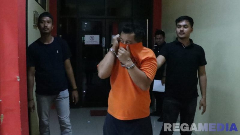 Caption: tersangka curas inisial MM, dalam kondisi tangan diborgol dan dikawal anggota Satreskrim Polres Bangkalan, (dok. regamedianews). 