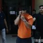Caption: tersangka curas inisial MM, dalam kondisi tangan diborgol dan dikawal anggota Satreskrim Polres Bangkalan, (dok. regamedianews). 