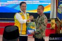 Caption: Rektor UTM berjabat tangan dengan Staf Ahli Kementerian PUPR, di Pendopo Agung Bangkalan, (dok. regamedianews). 