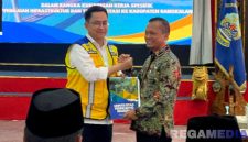 Caption: Rektor UTM berjabat tangan dengan Staf Ahli Kementerian PUPR, di Pendopo Agung Bangkalan, (dok. regamedianews). 