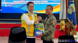 Caption: Rektor UTM berjabat tangan dengan Staf Ahli Kementerian PUPR, di Pendopo Agung Bangkalan, (dok. regamedianews). 