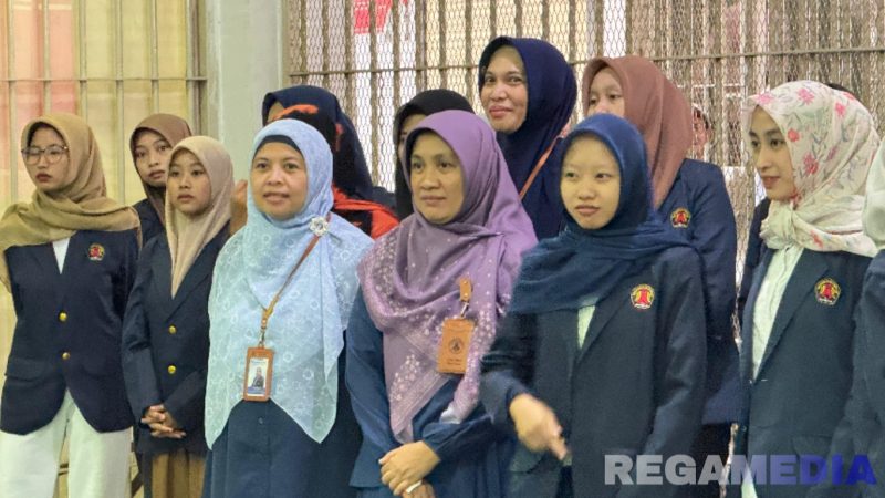 Caption: mahasiswi Universitas Madura (Unira) saat kunjungan ke Lapas Narkotika Pamekasan, (foto istimewa). 