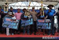 Caption: pose bersama para juara Kerapan Sapi 2025 tingkat Kabupaten Pamekasan, (dok. regamedianews). 