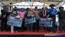 Caption: pose bersama para juara Kerapan Sapi 2025 tingkat Kabupaten Pamekasan, (dok. regamedianews). 
