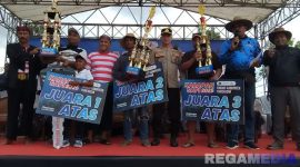 Caption: pose bersama para juara Kerapan Sapi 2025 tingkat Kabupaten Pamekasan, (dok. regamedianews). 