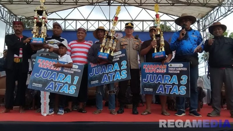 Caption: pose bersama para juara Kerapan Sapi 2025 tingkat Kabupaten Pamekasan, (dok. regamedianews). 