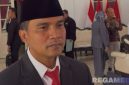 Caption: Bupati Bangkalan Lukman Hakim, diwawancara awak media perihal kasus kriminal yang menjerat Kades Geger, (dok. regamedianews). 