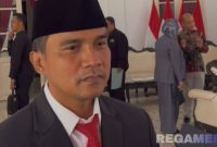 Caption: Bupati Bangkalan Lukman Hakim, diwawancara awak media perihal kasus kriminal yang menjerat Kades Geger, (dok. regamedianews). 