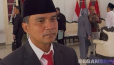 Caption: Bupati Bangkalan Lukman Hakim, diwawancara awak media perihal kasus kriminal yang menjerat Kades Geger, (dok. regamedianews). 