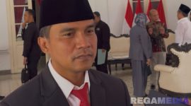 Caption: Bupati Bangkalan Lukman Hakim, diwawancara awak media perihal kasus kriminal yang menjerat Kades Geger, (dok. regamedianews). 