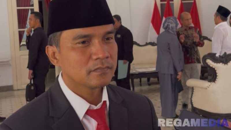 Caption: Bupati Bangkalan Lukman Hakim, diwawancara awak media perihal kasus kriminal yang menjerat Kades Geger, (dok. regamedianews). 