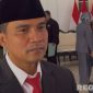 Caption: Bupati Bangkalan Lukman Hakim, diwawancara awak media perihal kasus kriminal yang menjerat Kades Geger, (dok. regamedianews). 