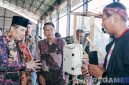 Caption: Sekda didampingi Kepala Disperta KP Sampang, meninjau langsung inovasi kelompok tani, (sumber foto: Diskominfo Sampang). 