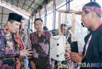 Caption: Sekda didampingi Kepala Disperta KP Sampang, meninjau langsung inovasi kelompok tani, (sumber foto: Diskominfo Sampang). 