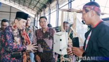 Caption: Sekda didampingi Kepala Disperta KP Sampang, meninjau langsung inovasi kelompok tani, (sumber foto: Diskominfo Sampang). 