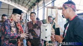 Caption: Sekda didampingi Kepala Disperta KP Sampang, meninjau langsung inovasi kelompok tani, (sumber foto: Diskominfo Sampang). 