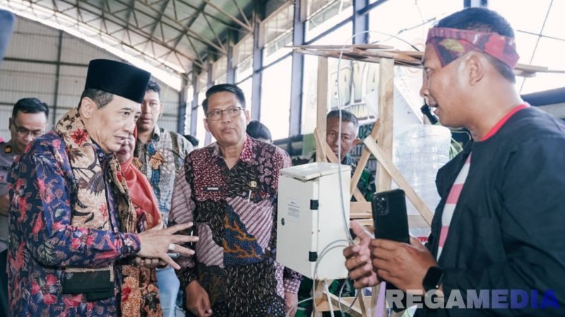 Caption: Sekda didampingi Kepala Disperta KP Sampang, meninjau langsung inovasi kelompok tani, (sumber foto: Diskominfo Sampang). 