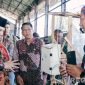 Caption: Sekda didampingi Kepala Disperta KP Sampang, meninjau langsung inovasi kelompok tani, (sumber foto: Diskominfo Sampang). 