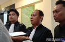 Caption: dua kuasa hukum terdakwa kasus laka lantas Moh Issudin, saat diwawancara usai sidang putusan, (dok. regamedianews). 
