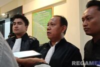 Caption: dua kuasa hukum terdakwa kasus laka lantas Moh Issudin, saat diwawancara usai sidang putusan, (dok. regamedianews). 