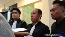 Caption: dua kuasa hukum terdakwa kasus laka lantas Moh Issudin, saat diwawancara usai sidang putusan, (dok. regamedianews). 