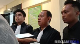 Caption: dua kuasa hukum terdakwa kasus laka lantas Moh Issudin, saat diwawancara usai sidang putusan, (dok. regamedianews). 