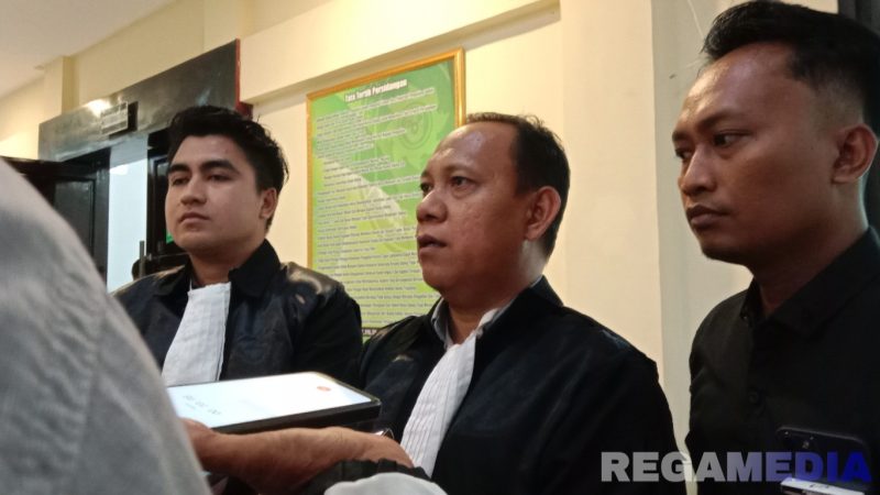 Caption: dua kuasa hukum terdakwa kasus laka lantas Moh Issudin, saat diwawancara usai sidang putusan, (dok. regamedianews). 