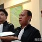 Caption: dua kuasa hukum terdakwa kasus laka lantas Moh Issudin, saat diwawancara usai sidang putusan, (dok. regamedianews). 