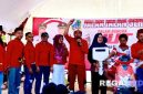 Caption: seorang ibu rumah tangga mendapatkan hadiah utama sepeda motor listrik (dok.regamedianews)