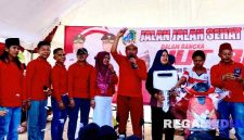 Caption: seorang ibu rumah tangga mendapatkan hadiah utama sepeda listrik, (dok. regamedianews). 