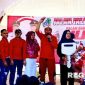 Caption: seorang ibu rumah tangga mendapatkan hadiah utama sepeda listrik, (dok. regamedianews). 