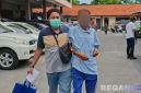 Caption: anggota Unit PPA Satreskrim Polres Sampang, saat  menggelandang DPO pelaku pedofilia kedalam penjara, (sumber foto: Humas Polres Sampang). 