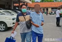 Caption: anggota Unit PPA Satreskrim Polres Sampang, saat  menggelandang DPO pelaku pedofilia kedalam penjara, (sumber foto: Humas Polres Sampang). 
