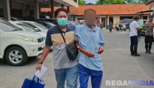 Caption: anggota Unit PPA Satreskrim Polres Sampang, saat  menggelandang DPO pelaku pedofilia kedalam penjara, (sumber foto: Humas Polres Sampang). 