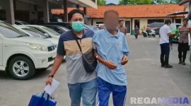 Caption: anggota Unit PPA Satreskrim Polres Sampang, saat  menggelandang DPO pelaku pedofilia kedalam penjara, (sumber foto: Humas Polres Sampang). 