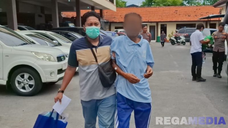Caption: anggota Unit PPA Satreskrim Polres Sampang, saat  menggelandang DPO pelaku pedofilia kedalam penjara, (sumber foto: Humas Polres Sampang). 