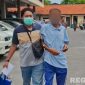 Caption: anggota Unit PPA Satreskrim Polres Sampang, saat  menggelandang DPO pelaku pedofilia kedalam penjara, (sumber foto: Humas Polres Sampang). 