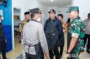 Caption: anggota DPRD Sampang Alan Kaisan, dampingi Bupati, Kapolres dan Dandim, meninjau kesiapan dapur SPPG Al-Baghdady, (dok. regamedianews). 